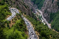 جاده چالوس به دلیل ترافیک سنگین یک‌طرفه شد / ممنوعیت تردد شمال به جنوب