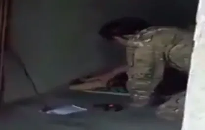 فیلم/ لحظه کشته شدن فرماندە گروه تروریستی وهابی ارتش آزاد حین خنثی سازی بمب