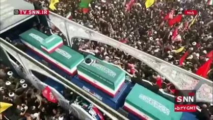 ازدحام و فشردگی بالای جمعیت عشاق در اطراف کامیون حامل پیکر رهبر شهید در قم