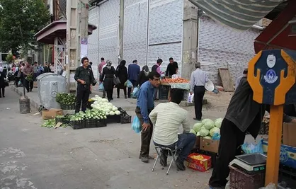 ازدحام جمعیت در مرکز شهر ارومیه برای تهیه مایحتاج روزانه خطر ابتلا به کرونا را افزایش می&zwnj;دهد