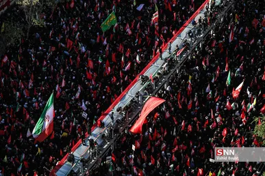 روزنامه انگلیسی تلگراف: در مشهد به‌قدری مسیرها مملو از جمعیت بود، خودروی حامل پیکر رهبر ایران به سختی می‌توانست حرکت کند