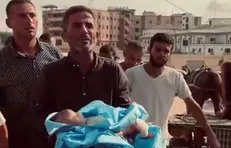 وداع با شیرخواره‌ای که همراه پدر و مادرش در حملهٔ اسرائیل به‌شهادت رسید