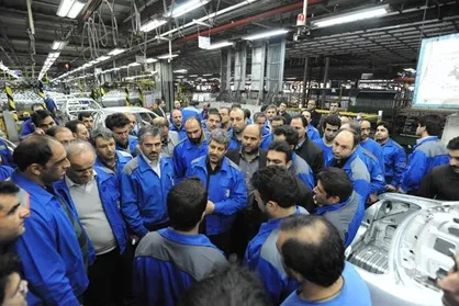 تجمع کارگران ایران خودوری تبریز برای چندمین بار / مدیرعامل ایران خودرو تبریز: مطالبات کارگران تا پایان امسال پرداخت می&zwnj;شود