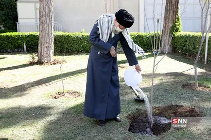 کاشت نهال توسط رهبرمعظم انقلاب به مناسبت روز درختکاری