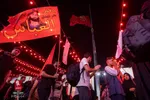 ابرپرچم خونخواهی با ذکر «یالثارات‌الحسین(ع)» در جوار موکب مکتب شهید حاج قاسم سلیمانی در عمود ۵۳۳ مسیر نجف به کربلا به اهتزاز در آمد.