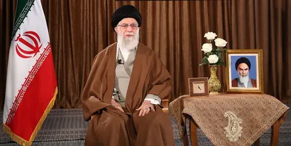 رهبر انقلاب: امام(ره) شکست پذیری ابرقدرت&zwnj;ها را ثابت کرد / باید بتوانیم بند ناف اقتصاد کشور را از نفت جدا کنیم