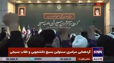 فریاد «مرگ بر اسرائیل» و «مرگ بر آمریکا» دانشجویان و طلاب بسیجی در حرم مطهر امام خمینی (ره)