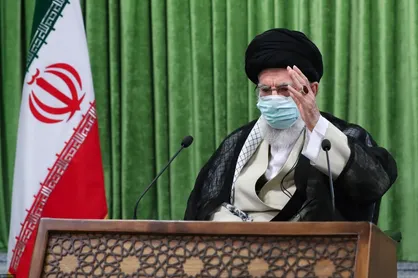 رهبر انقلاب: انتخابات یک روز است امّا اثر آن تا چند سال باقی می&zwnj;ماند / کسانی که نرفتن پای صندوق را ترویج می&zwnj;کنند دلسوز مردم نیستند / انتقاد از &laquo;قانوندانان قانون شکن&raquo;
