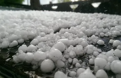 بارش سیل آسای تگرگ روستای بیاندره در بانه