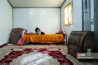 سی سخت، دوماه بعد از زلزله- مریم که دانش آموز سال سوم دبستان است، درون کانکس در کلاس آنلاین شبکه شاد شرکت می کند.