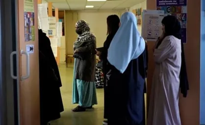وزیر فرانسه: بیش از ۵۰۰ مدرسه را در خصوص منع پوشیدن عبا زیر نظر داریم