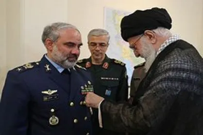 فرمانده کل قوا &laquo;نشان نصر&raquo; را به امیر سرتیپ شاه صفی اعطا کردند