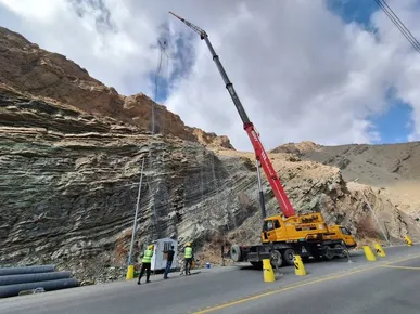 آغاز عملیات نصب ۱۰ هزار مترمربع توری سنگ در محور کرج–کندوان