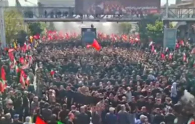 جمعیت بی‌نظیر مردم در مسیر حرکت خودروی حامل پیکر مطهر رهبر شهید انقلاب