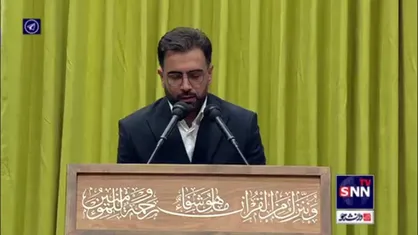 تلاوت آیاتی از کلام&zwnj;الله&zwnj;مجید توسط قاری محترم قرآن جناب آقای قاسم مقدمی در ابتدای دیدار مسئولان نظام، سفرای کشور&zwnj;های اسلامی و میهمانان کنفرانس وحدت با رهبر انقلاب