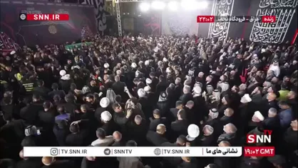 نمایی نزدیک از تابوت پیکر مطهر رهبر شهید در بین خیل عاشقان عراقی