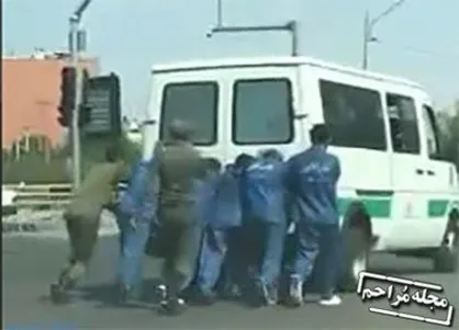 فیلم/ محکومانی که برای زودتر رسیدن به زندان باید ماشین آگاهی را هل بدهند