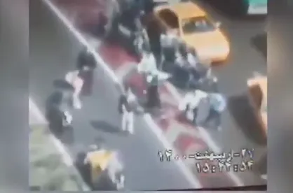 لحظه چاقو خوردن افسر راهنمایی و رانندگی در تهران + فیلم