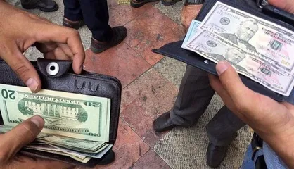 دلار تا کجا اوج می&zwnj;گیرد؟ / هشدار تکرار تجربه تلخ ریزش بورس در بازار ارز