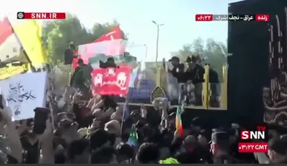 نمایی از پیکر رهبر شهید انقلاب در تشییع نجف اشرف
