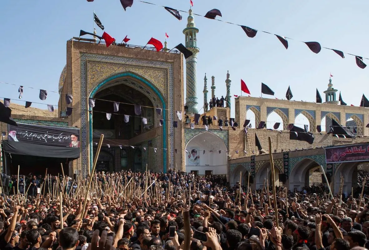 مراسم قالی‌شویان مشهد اردهال کاشان؛ آیینی در سوگ حضرت سلطانعلی(ع)+فیلم