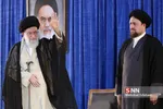 حضرت آیت الله خامنه ای رهبر معظم انقلاب اسلامی و سید حسن خمینی تولیت حرم امام خمینی (ره)