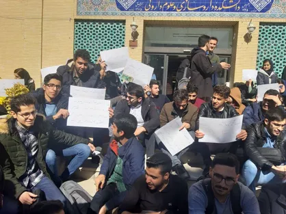 دانشجویان علوم پزشکی اصفهان در اعتراض به تاسیس مقطع کارشناسی داروسازی تجمع کردند