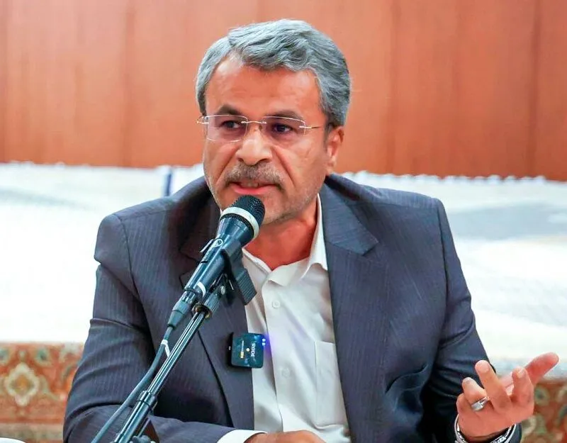 برپایی میز ارتباطات مردمی در حرم شاهچراغ به مناسبت هفته دولت / چه موضوعاتی در میز خدمت مطرح شد؟