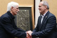 نمادی از پیوند دیرین؛ تابلوی خوشنویسی اقبال لاهوری به رئیس‌جمهوری ایران در سفر پاکستان اهدا شد