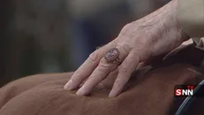 نقش انگشتری رهبر انقلاب در دیدار با مداحان و شاعران/ علی مع الحق