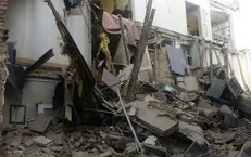 نجات ۴ نفر از زیر آوار ساختمان قدیمی+ تصاویر