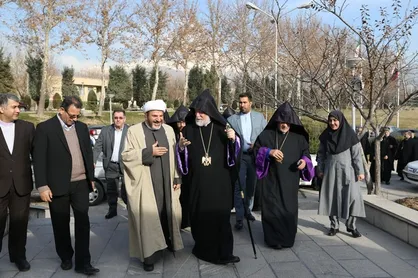 آموس:هماهنگی بین ادیان بدون کار درونی ممکن نیست/نواب: سوءاستفاده از متون مقدس در تمام ادیان بوده است