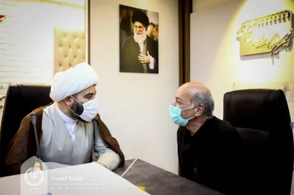 دیدار حجت&zwnj;الاسلام قمی با عکاس پیشکسوت دفاع مقدس