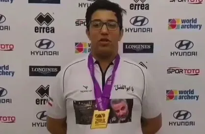 فیلم/ اهداء مدال طلای تیراندازی با کمان توسط جوان ایرانی به حاج قاسم سلیمانی