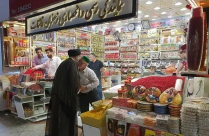 درد دل کسبه بازار رضا با تولیت آستان قدس رضوی/ رئیسی با حضور در میان بازاریان جور مسئولان دولتی را هم کشید!