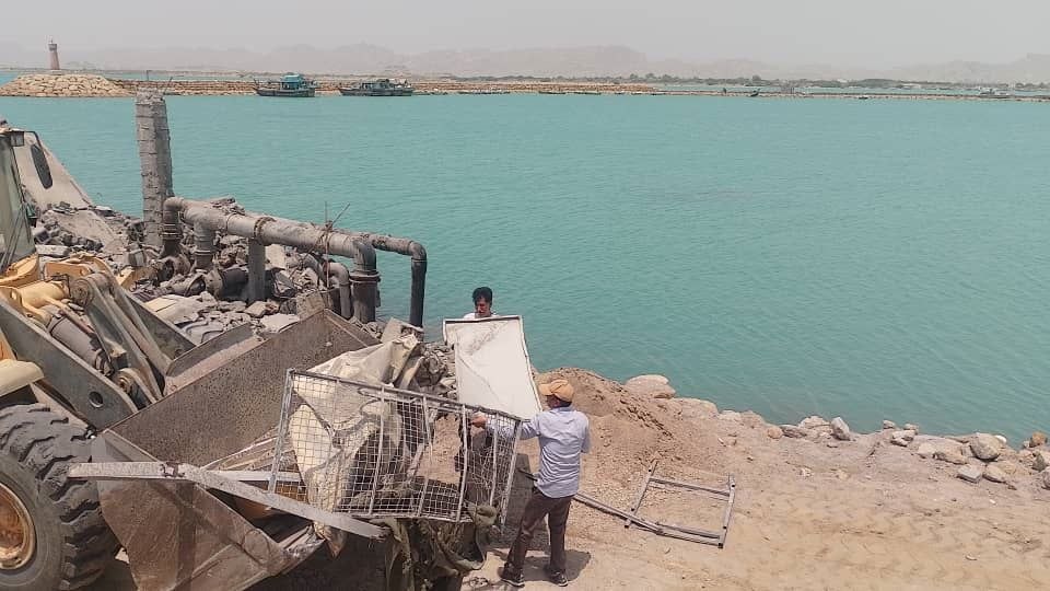 آواربرداری تاسیسات آسیب دیده آب شیرین کن غرب جاسک به پایان رسید/ عملیات فونداسیون و بازسازی آغاز شد+ عکس آواربرداری تاسیسات آسیب دیده آب شیرین کن غرب جاسک به پایان رسید/ عملیات فونداسیون و بازسازی آغاز شد+ عکس