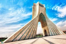 عکس| اکران تصاویر مربوط به چین بر روی «برج آزادی» تهران
