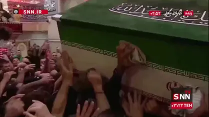 طواف پیکر مطهر رهبر شهید به دور ضریح شش گوشه سیدالشهدا(ع)
