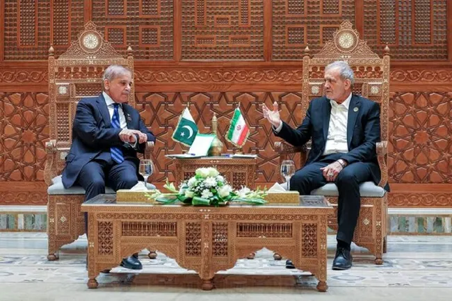 پزشکیان: در خصوص توان دفاعی‌مان هیچ‌گاه و با هیچ‌کس مذاکره نمی‌کنیم/ شهباز شریف: رهبری آیت الله سید مجتبی خامنه ای تحسین می کنم + فیلم