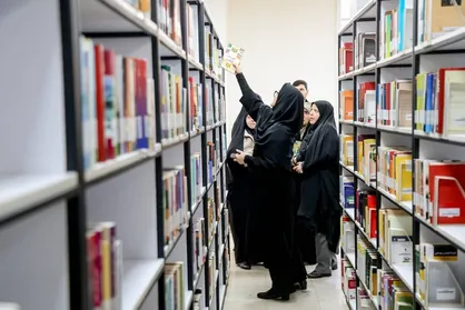 بازدید از کتابخانه&zwnj;های مرکزی و آیت&zwnj;الله خامنه&zwnj;ای قم/ دیدار با خانواده شهید دخانچی