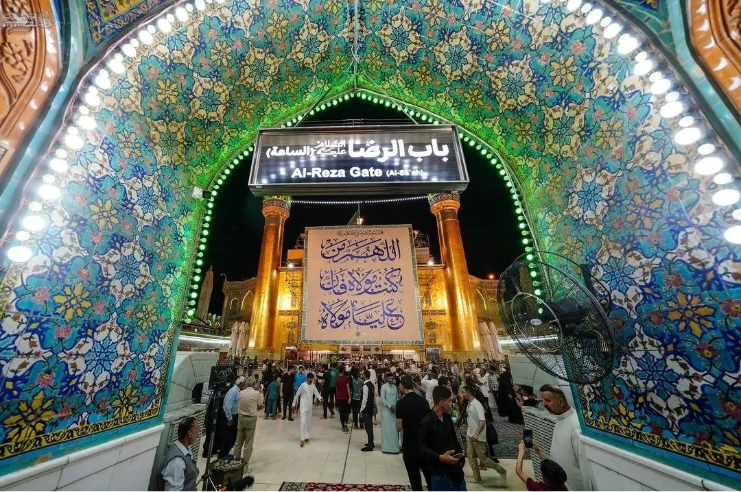 با فرا رسیدن دهه امامت و ولایت و در آستانه عید غدیر خم کتیبه‌هایی توسط خادمان بارگاه ملکوتی امیرالمومنین(ع) در حرم علوی نصب شد.

