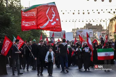 شهروند حاضر در مراسم تشییع خطاب به دشمنان: ما تا آخرین قطره خونمان از انقلاب و کشور دفاع خواهیم کرد/ ما با سید خداحافظی نمی‌کنیم، چون آقای شهید زنده است + فیلم