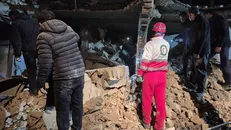 حضور‌ امدادگران هلال احمر استان کرمانشاه در انتقال مصدومین حمله‌ی دشمن صهیونی آمریکایی در شهر کرمانشاه + عکس