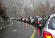تردد روان در جاده‌های شمالی/ بارش باران و مه گرفتگی در برخی از محور‌های کشور