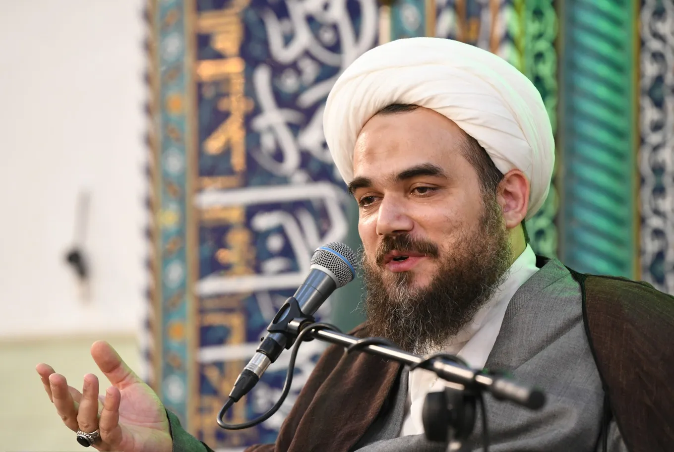 حضور داماد رهبر شهید انقلاب در رواق دارالذکر حرم مطهر رضوی + فیلم