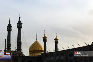 حضور تعدادی از مجاوران روزه‌دار و مغازه داران اطراف حرم مطهر، همزمان با اذان مغرب و لحظه افطار در نزدیکی حرم حضرت معصومه (س)