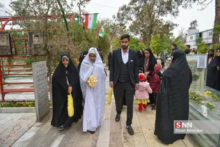 یک زوج شیرازی همزمان با فرارسیدن 22 اسفندماه، سالروز گرامیداشت مقام شهدا، آغاز زندگی مشترک خود را در جوار مزار شهدای گمنام گلزار شهدای این شهر جشن گرفتند.