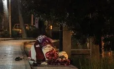 کودک دو ساله در انتظار مهر ایرانی‌ها