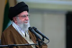 رهبر انقلاب: جمهوری اسلامی یعنی یک ملت زنده، جمهوری اسلامی یک حکومت جدا از مردم نیست، جمهوری اسلامی عبارت است از ملّت ایران + فیلم