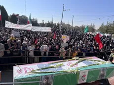 حضور گسترده مردم کرمان در راهپیمایی محکومیت جنایات اغتشاشگران و تشییع شهید امنیت
